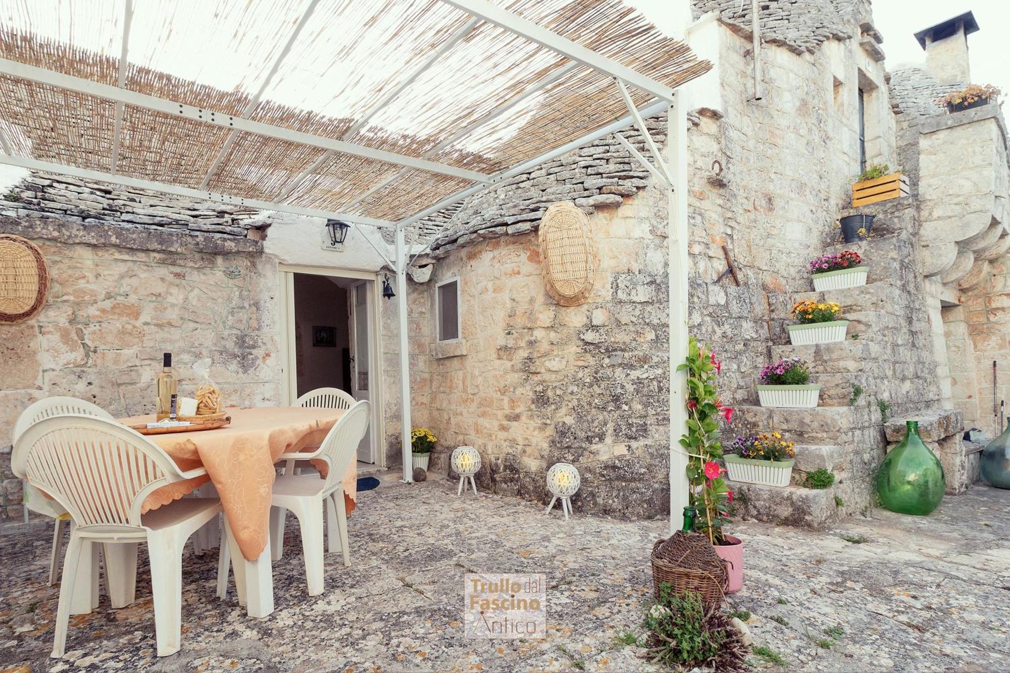 Trullo Dal Fascino Antico Locorotondo Exterior foto