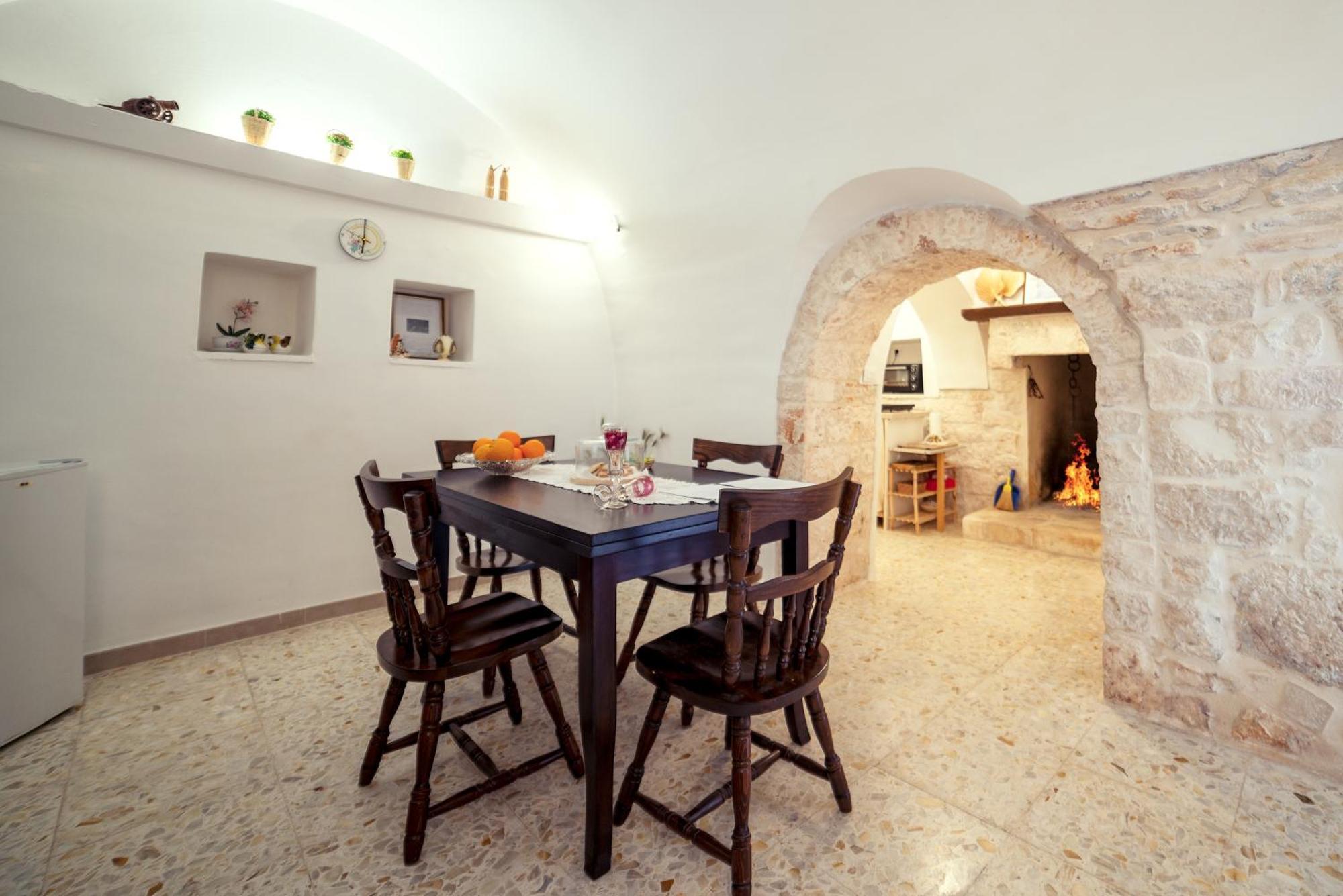 Trullo Dal Fascino Antico Locorotondo Exterior foto